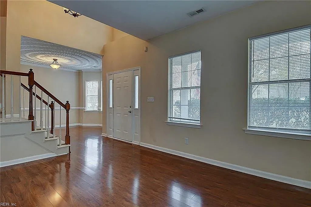 4 bed, 2400 sqft, $2,550 — Photo 3