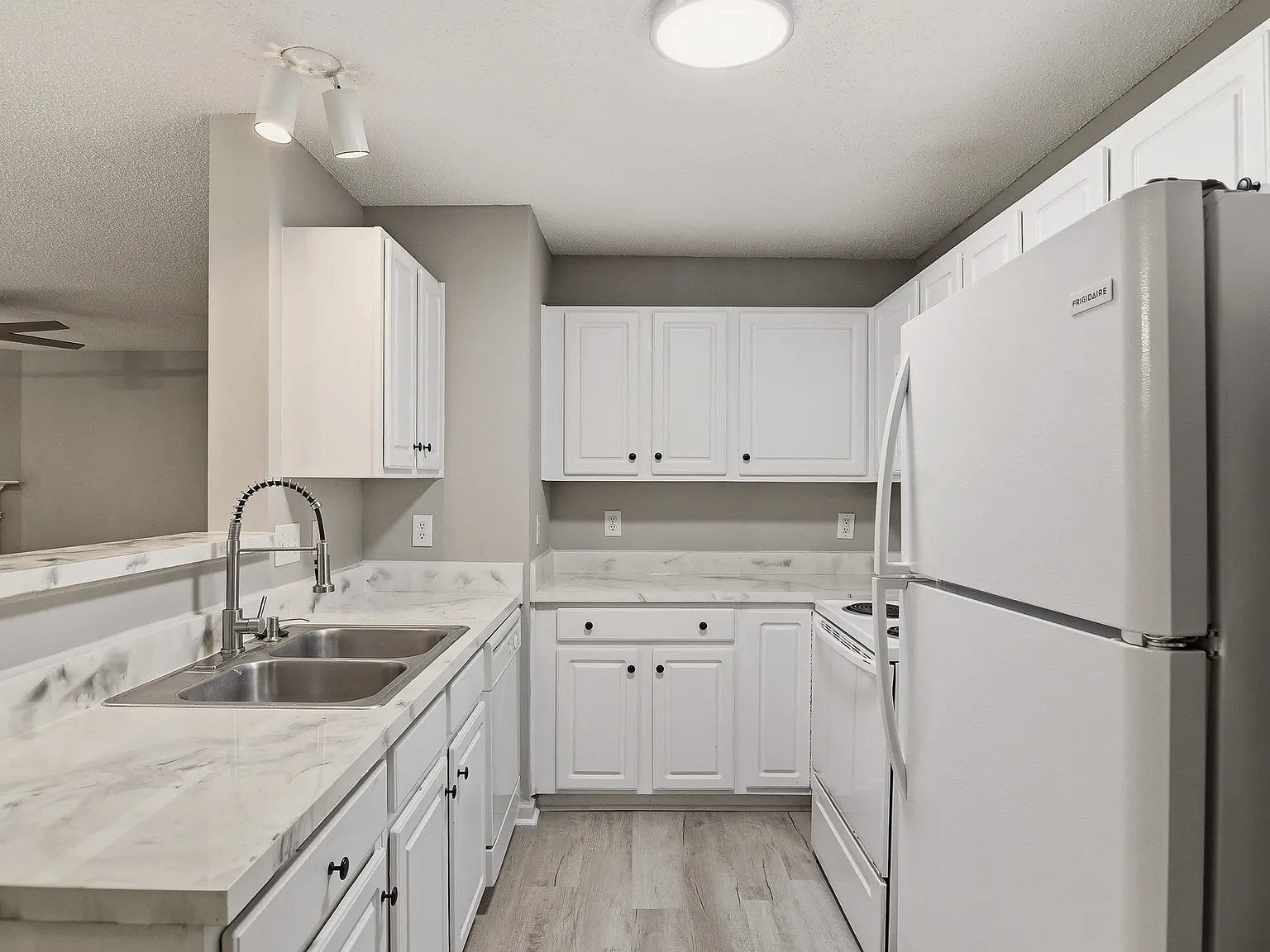 2 bed, 1070 sqft, $1,450 — Photo 3