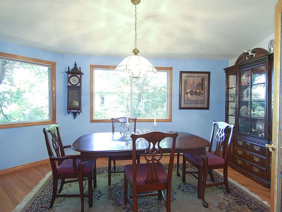 Nice sized dining room perfect for entertaining and those holiday dinners.