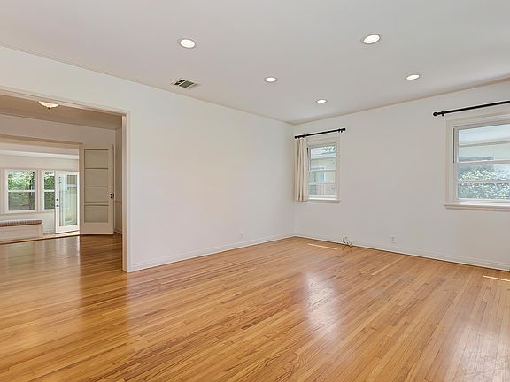 3rd image of 2554 Barry Ave