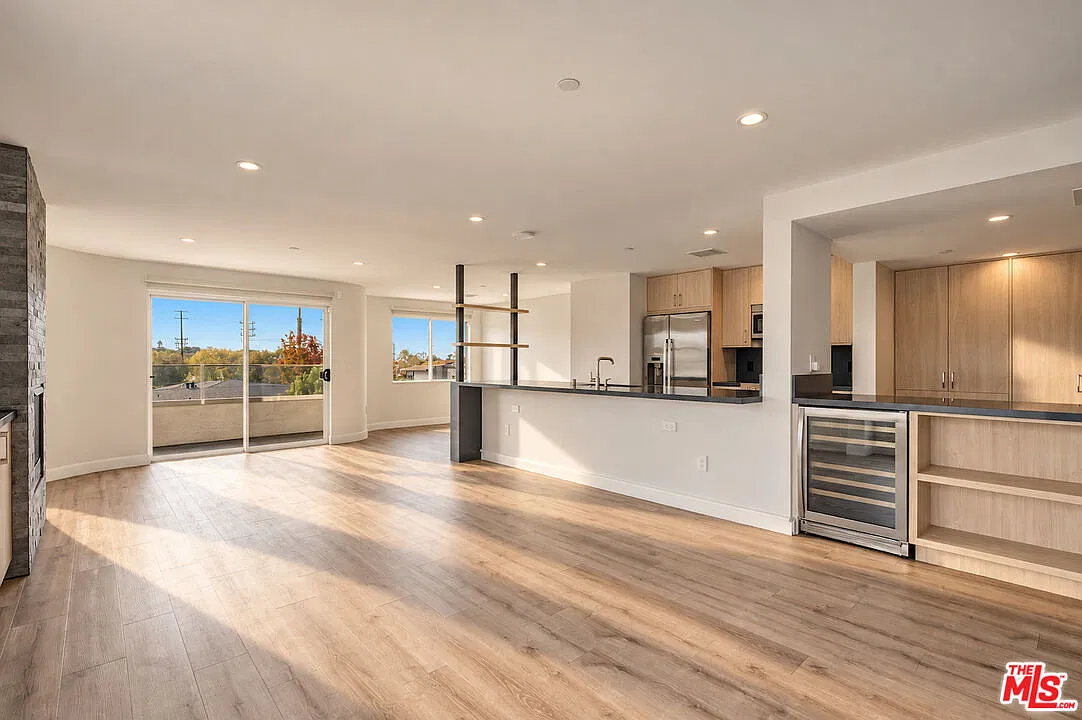 2 bed, 3.0 bath, 1389 sqft, $6,500 — Photo 3
