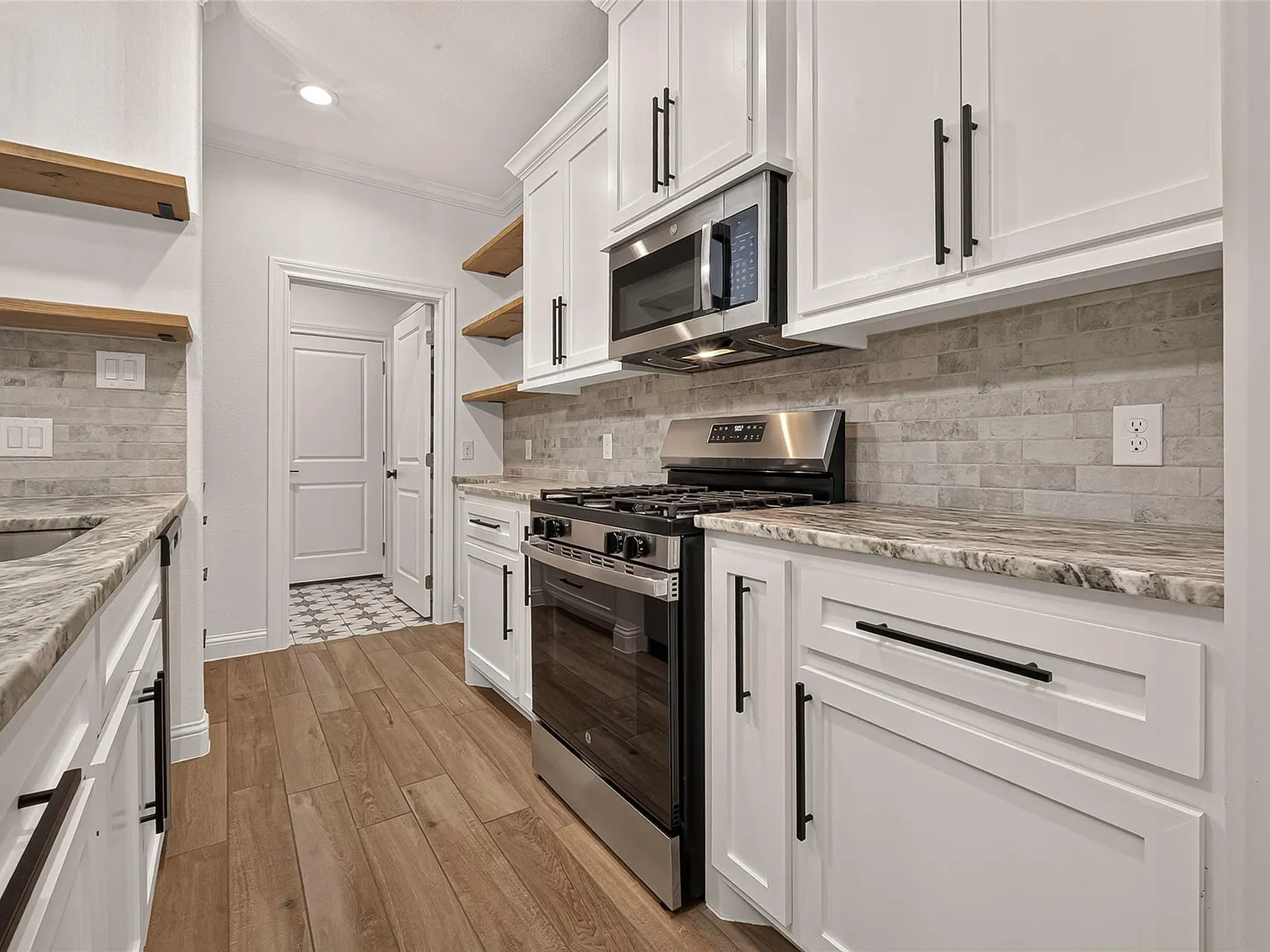 3 bed, 2.5 bath, 1712 sqft, $2,350 — Photo 1