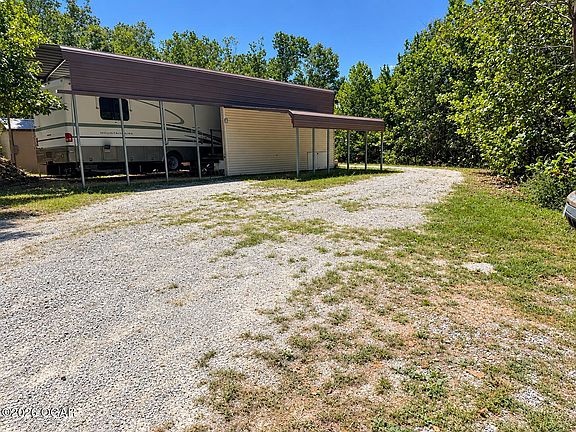 4th image of 19879 Farm Road 1043