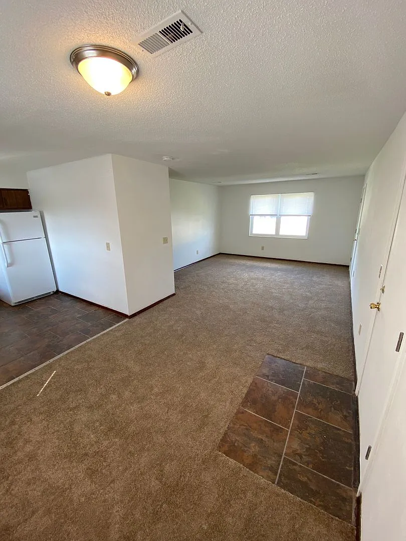121 E Rodney — Photo 3