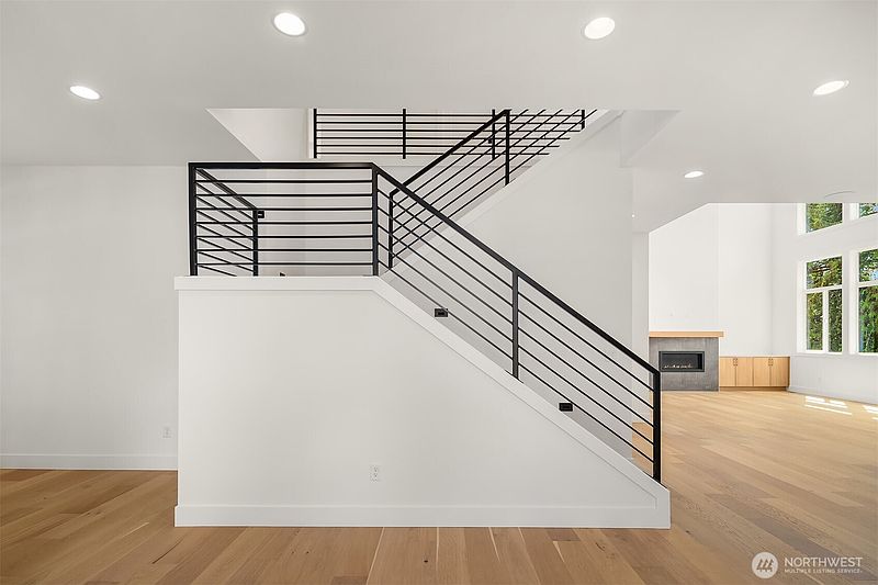 5th image of 465 Orcas Ave NE