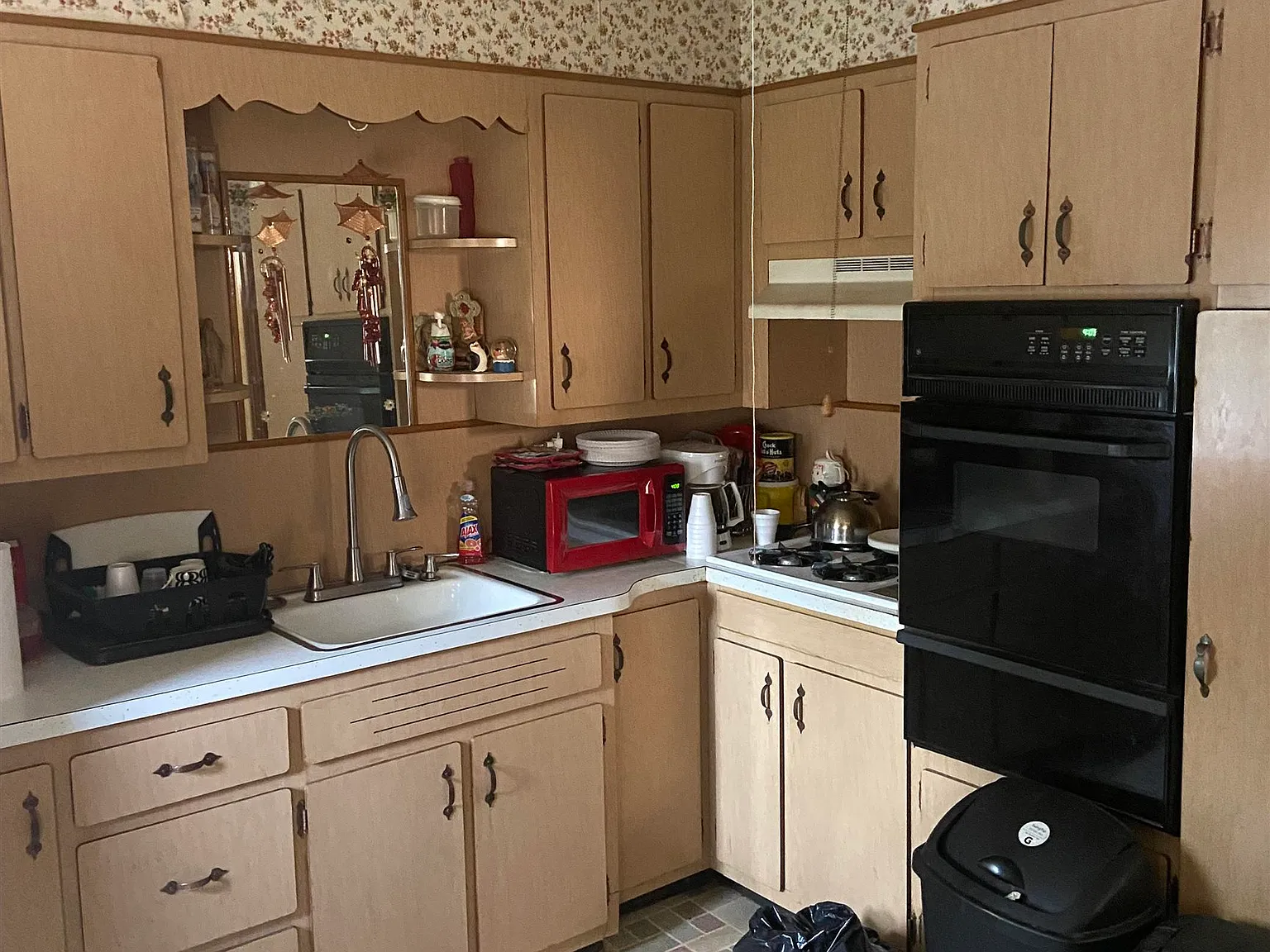 3 bed, 1.0 bath, 1100 sqft, $2,500 — Photo 2