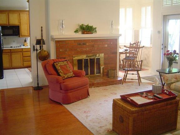 3rd image of 1526 Pickwick Ln