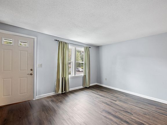 4th image of 11 Oakwood Circle #6