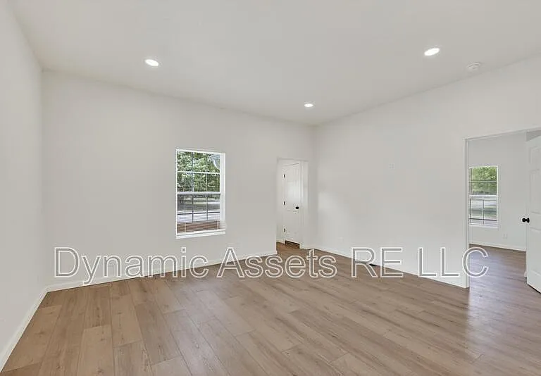 542 E 23rd St — Photo 3