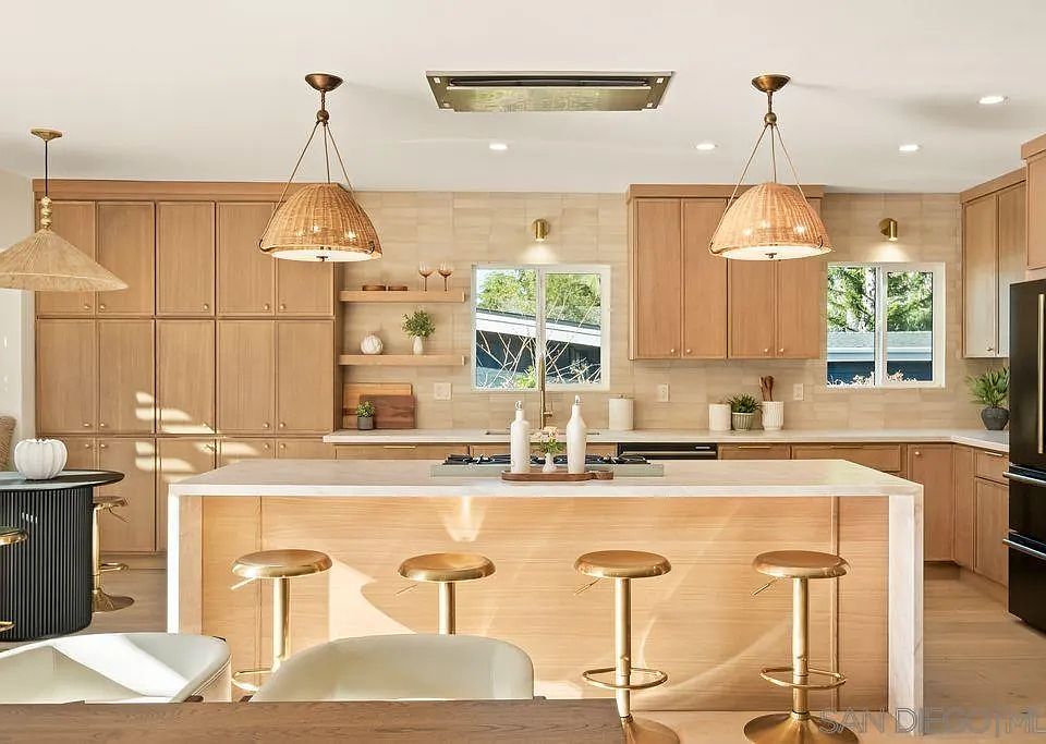 1st image of 526 Saxony Rd