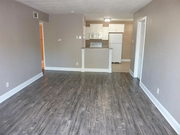3rd image of 2745 Westphalia Ct APT E