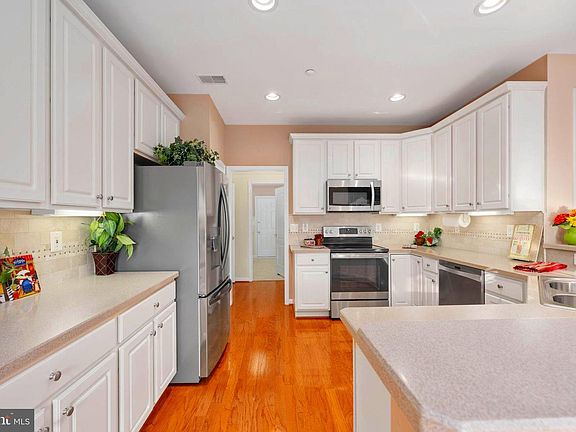 5th image of 28 Castlewood Dr