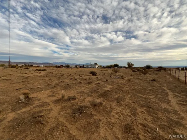 961 S Lochiel Road, Golden Valley, AZ 86413