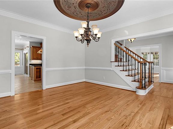 4th image of 817 Maple Forest Ct