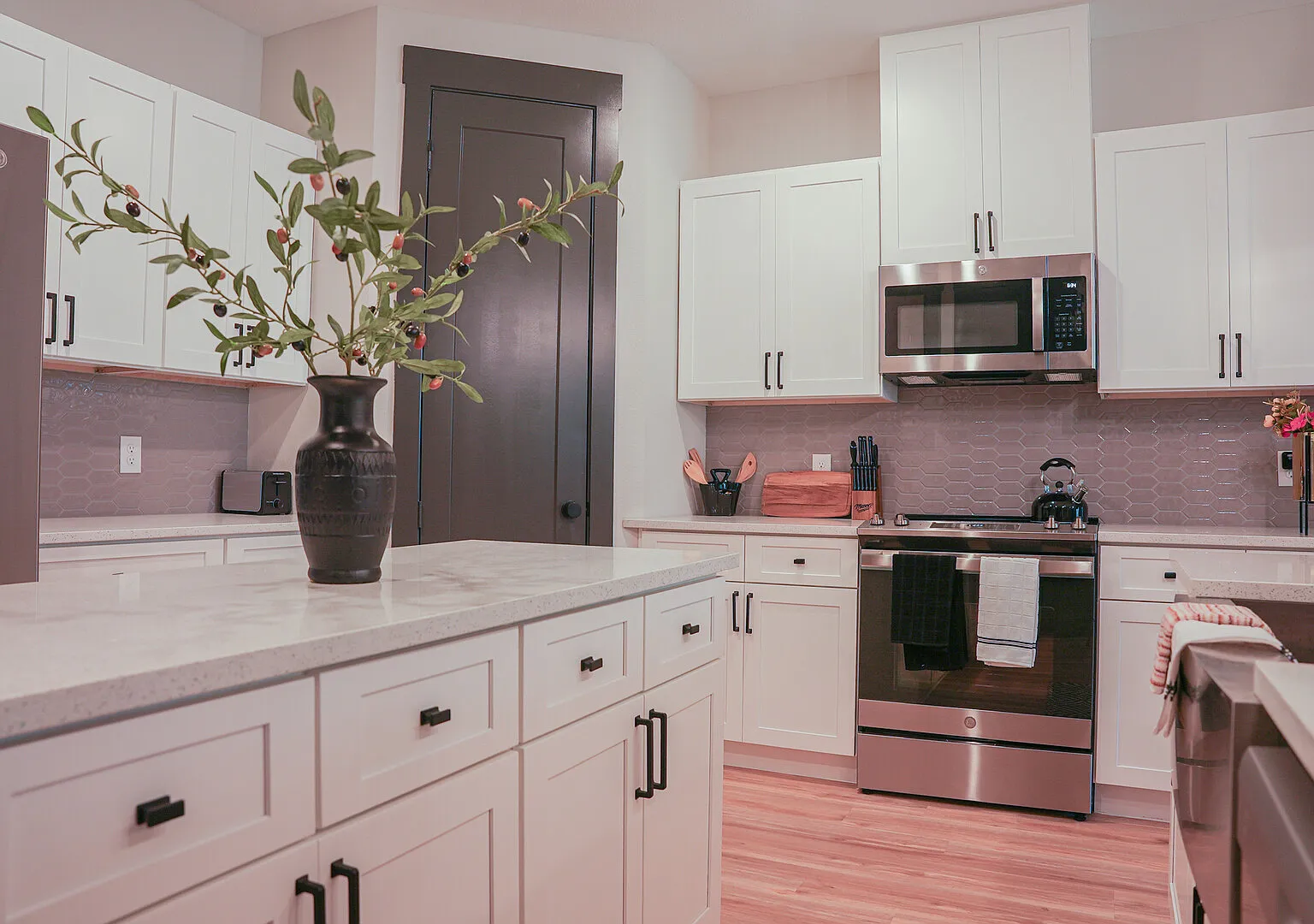 Loft, Luxury Large 3BR, 3.5 Bath, Sleeps 9, Wifi — Photo 3