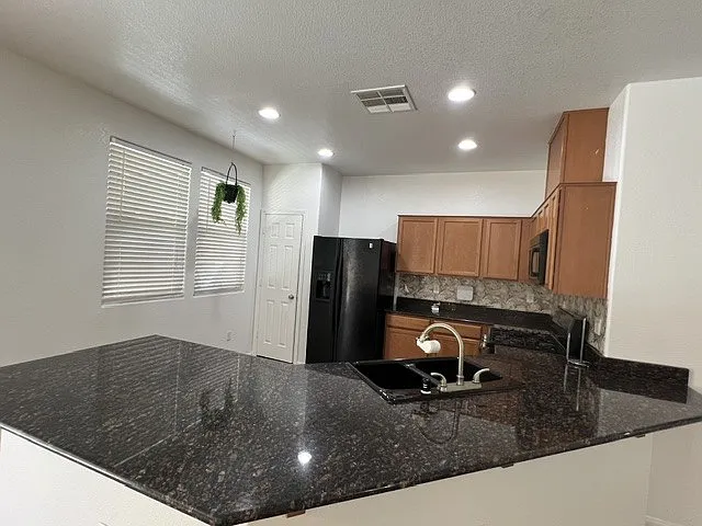 4 bed, 1840 sqft, $2,200 — Photo 3