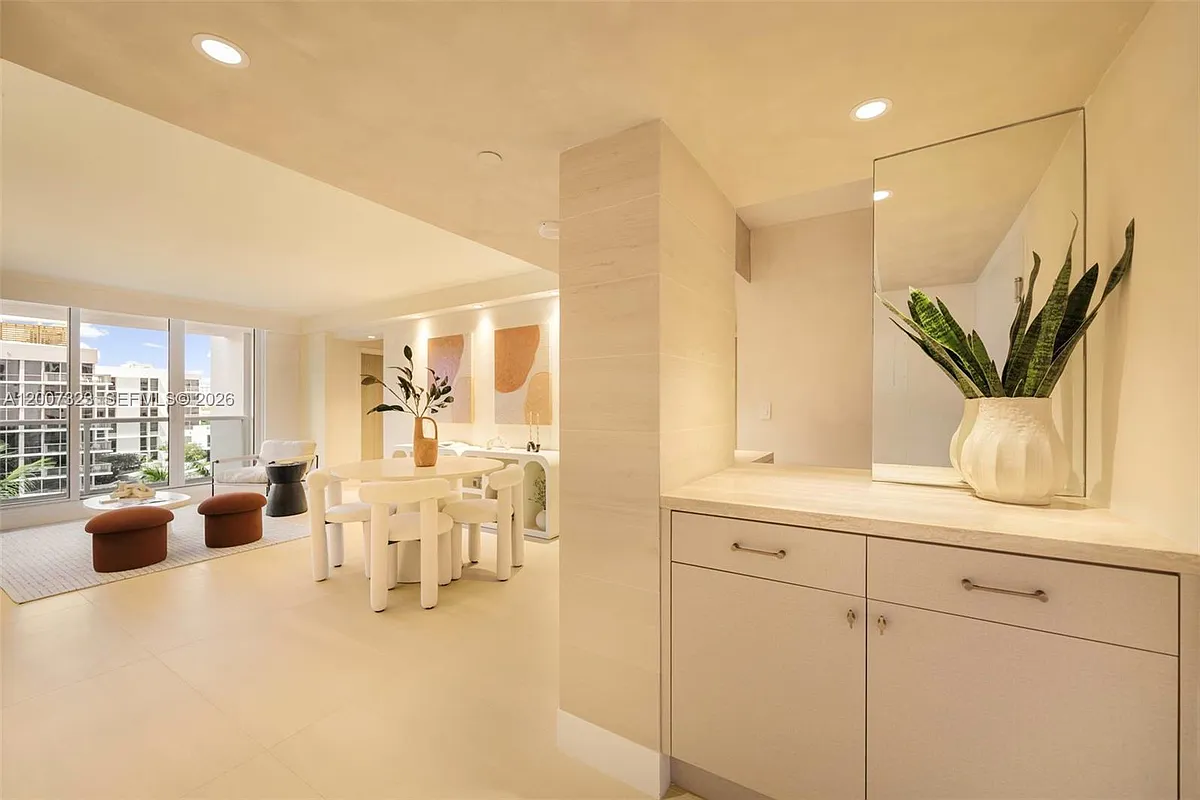 Building Photo - 2301 Collins Ave #526