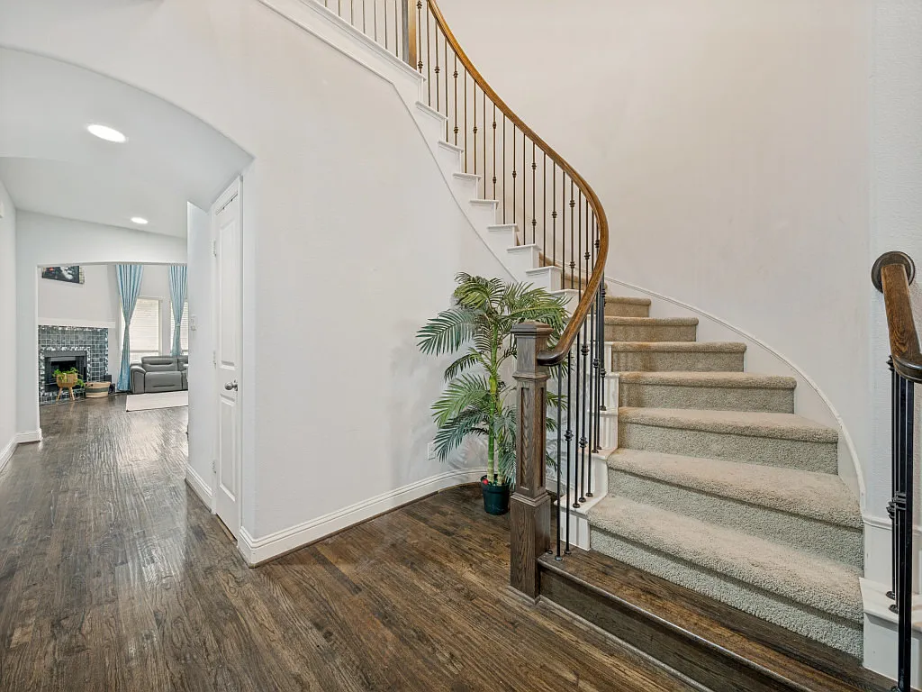 5 bed, 3793 sqft, $3,950 — Photo 2