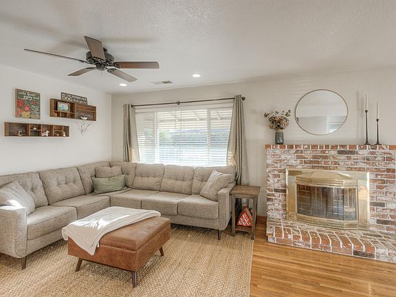 5th image of 233 Florimond Dr