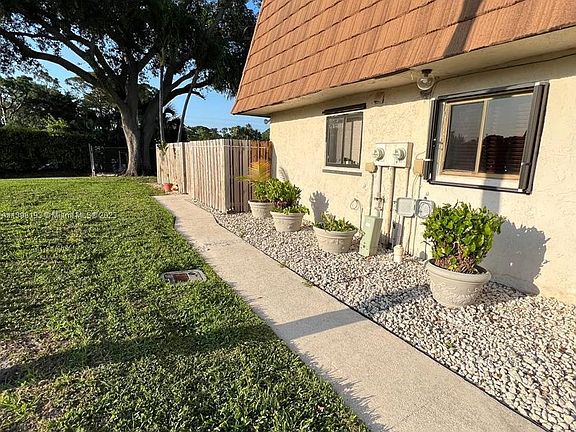 3rd image of 4043 Palm Bay Cir APT A