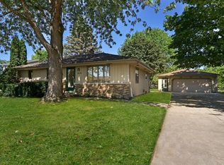 3029 W Circle Dr, Lake Geneva, WI 53147