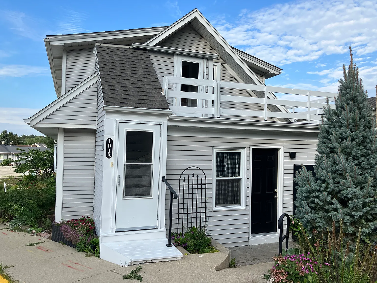 2 bed, $1,300 — Photo 1