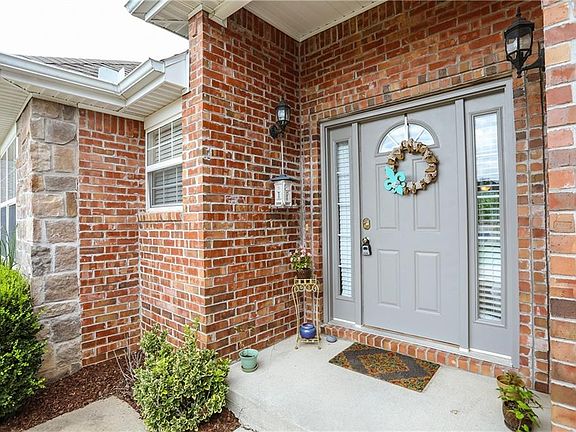 2nd image of 1834 N Knollcrest Cir
