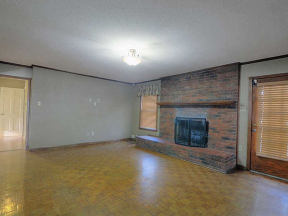 2nd image of 1950 Glenshade Dr