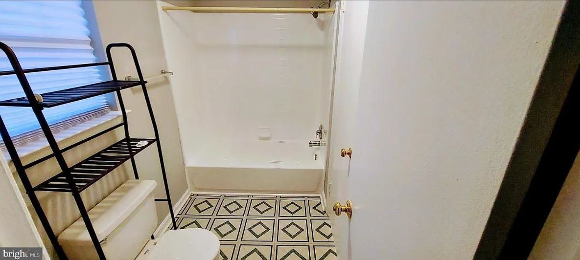 3 bed, 1.5 bath, 1188 sqft, $2,000 — Photo 2