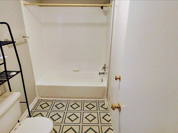 2nd image of 2561 Robinson Pl