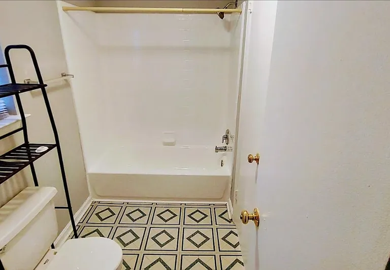 2561 Robinson Pl — Photo 2