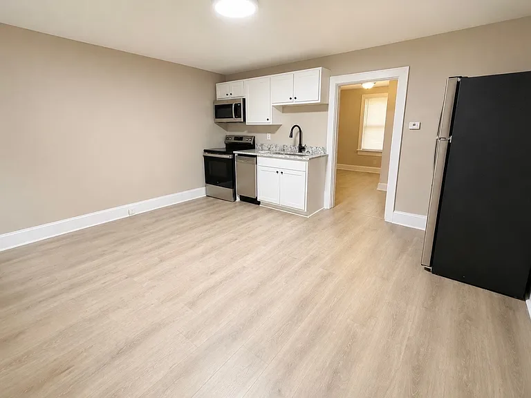 121 N Broadway St #4 — Photo 2