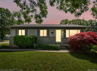 2807 Hartline Dr, Rochester Hills, MI 48309