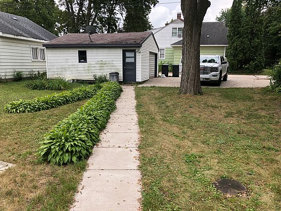 Large yard / Garage
