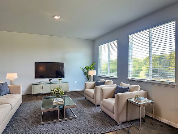 4th image of 2505 Fairview Cir