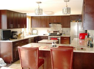 1070 Richards Rd, Dubuque, IA 52003