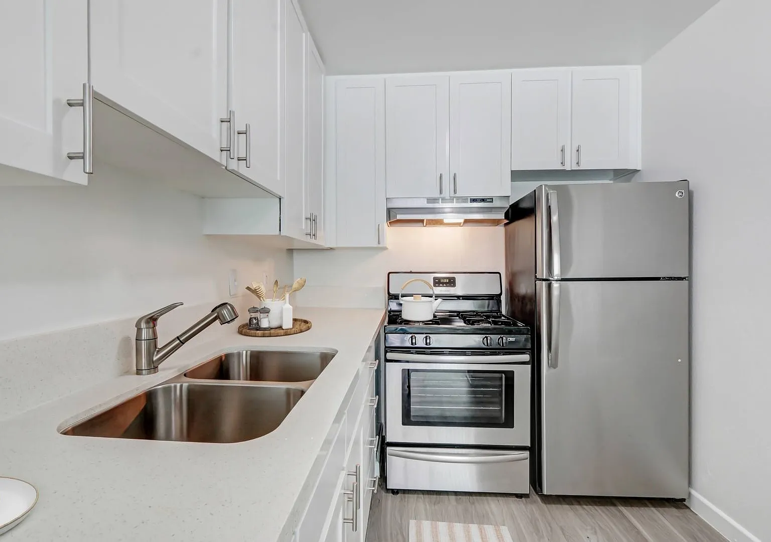 Country Club Apartments — Photo 1
