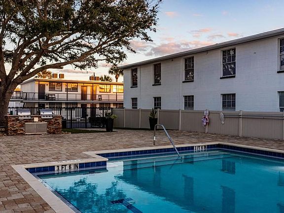 3rd image of 1545 Spruce Ter #1B-1Ba-688Sqft