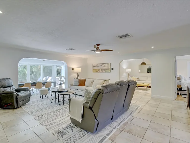 2600 N Riverside Dr — Photo 9