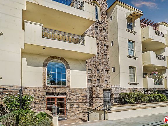 3rd image of 12407 Moorpark St APT 203