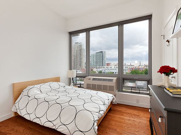 4th image of 5-49 Borden Ave #K8