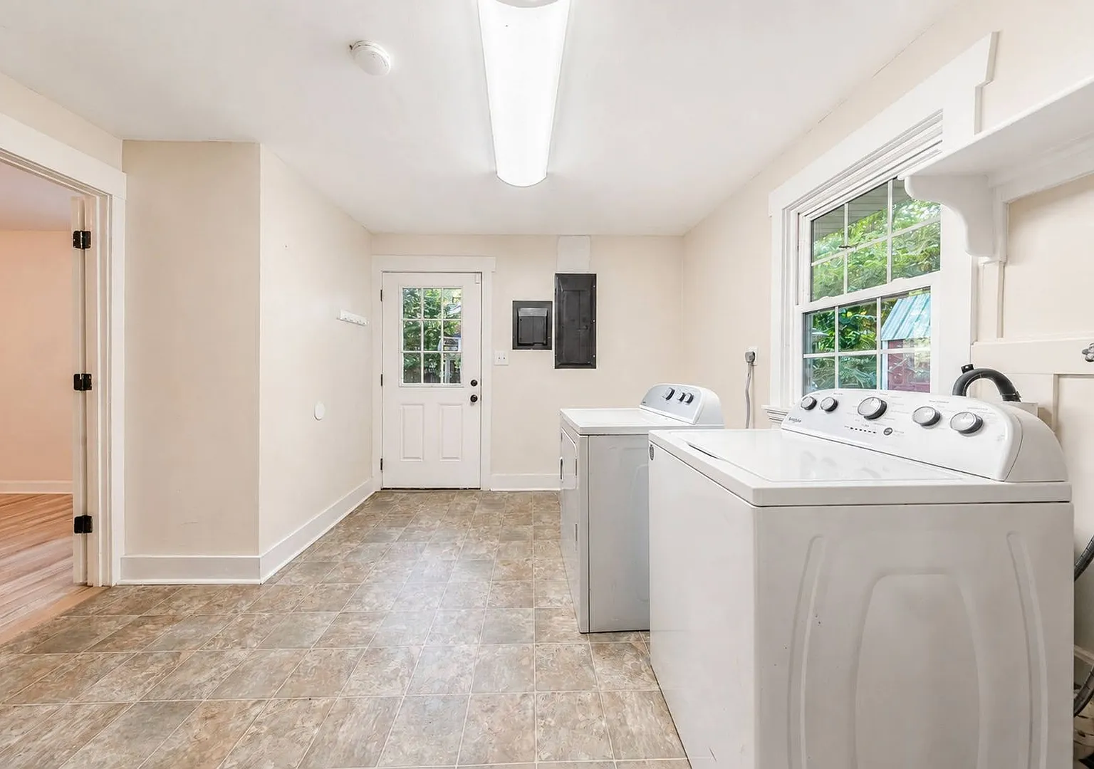 One level 3 bedroom Ranch on large lot — Photo 4