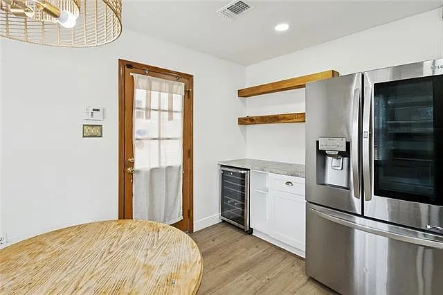 110 N Dabney Dr — Photo 10