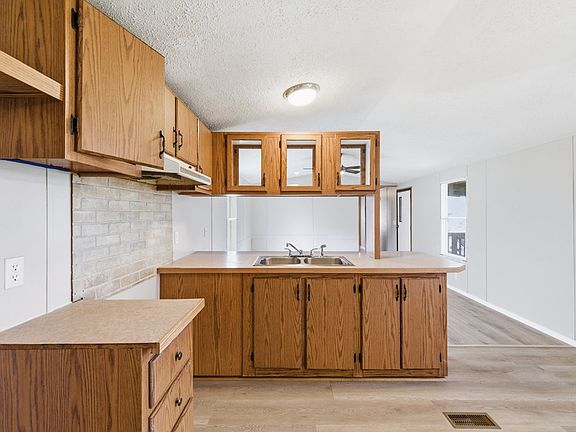 3rd image of 672 Coachman Rd