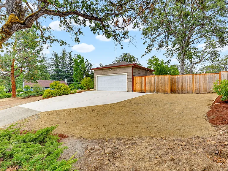 2100 Woodlawn Dr — Photo 25