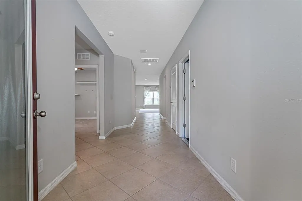 4 bed, 2.0 bath, 1818 sqft, $3,795 — Photo 4