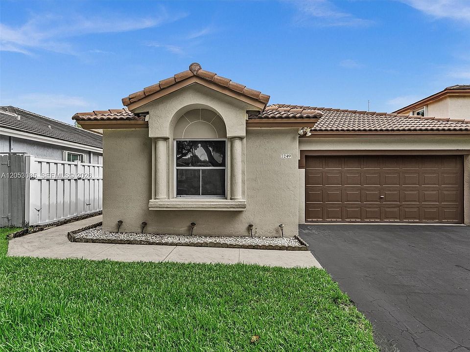 7249 NW 1st Mnr, Plantation, FL 33317 | MLS #A12053085 | Zillow