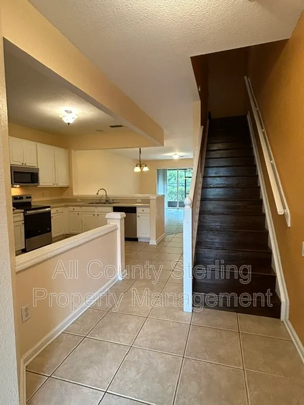 3 bed, 2.5 bath, 1687 sqft, $1,990 — Photo 1