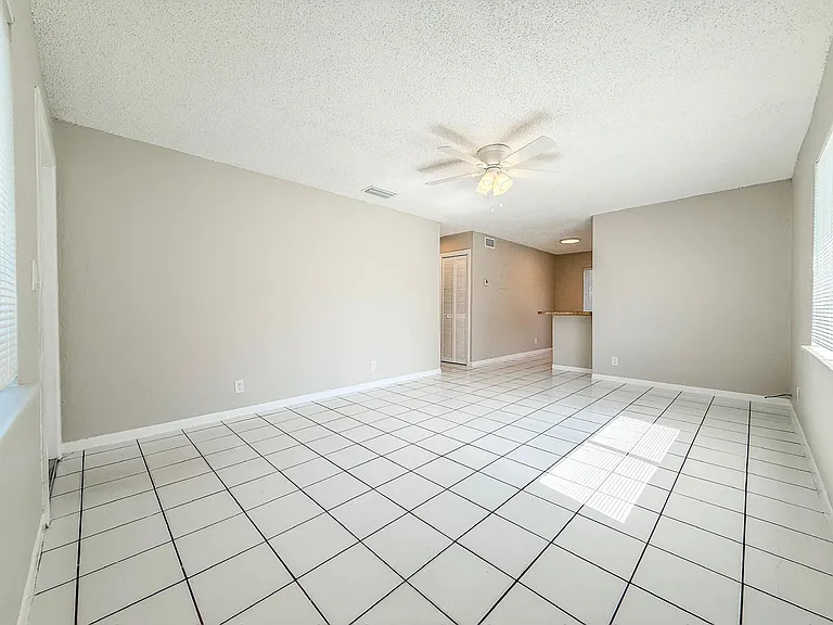 1025 NE 17th Ave #1 — Photo 3