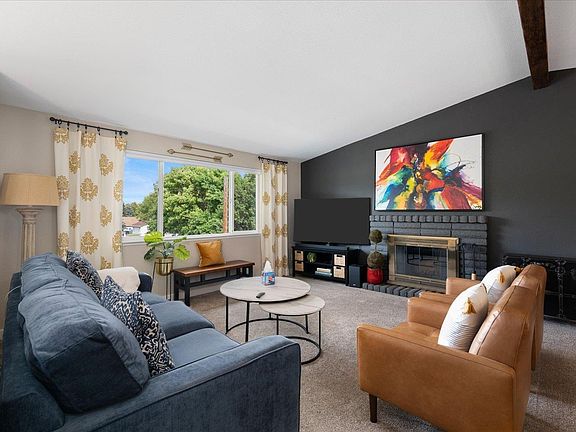 5th image of 323 Tieton St